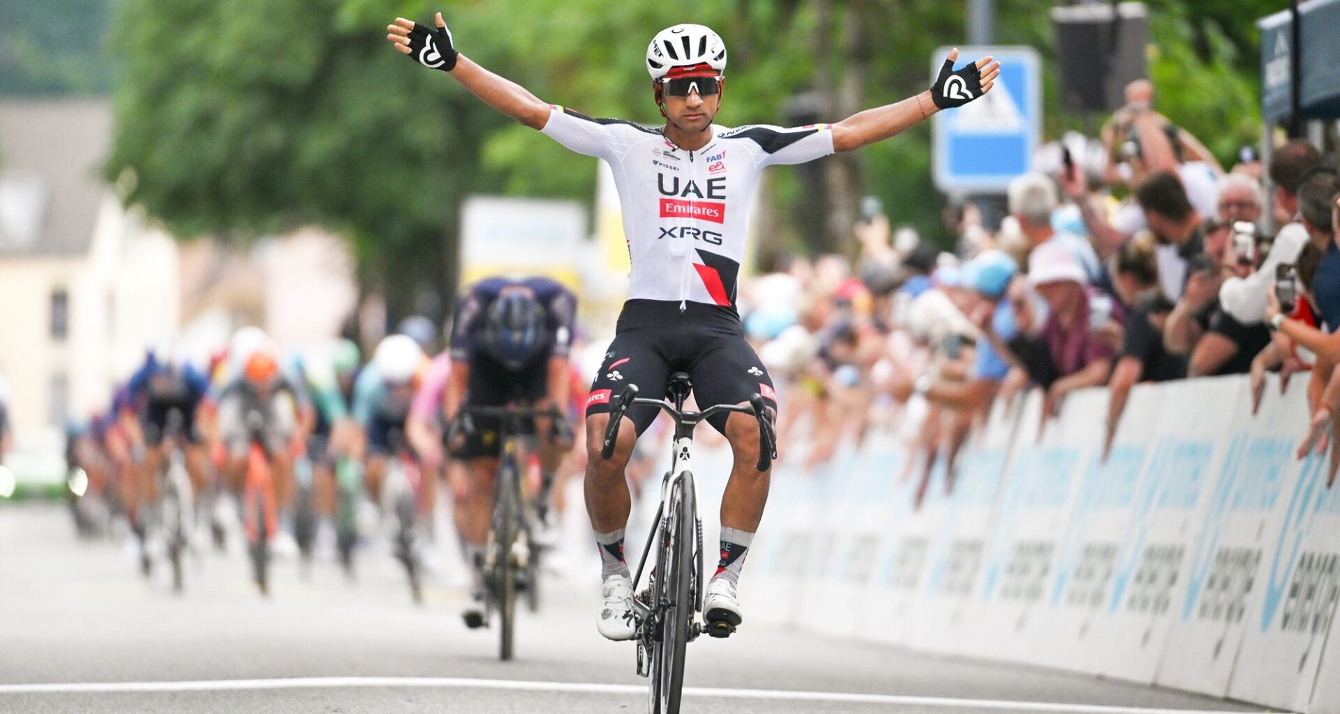 Tour de Suisse: Jhonatan Narváez beats Xandro Meurisse to win stage 3 as pair narrowly hold off the chasing peloton