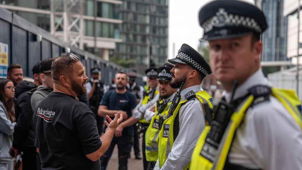 Police officers in Britain. Archive (Photo: Carl Court/Getty Images) בריטניה הפגנה נגד מהגרים מלון בריטניה