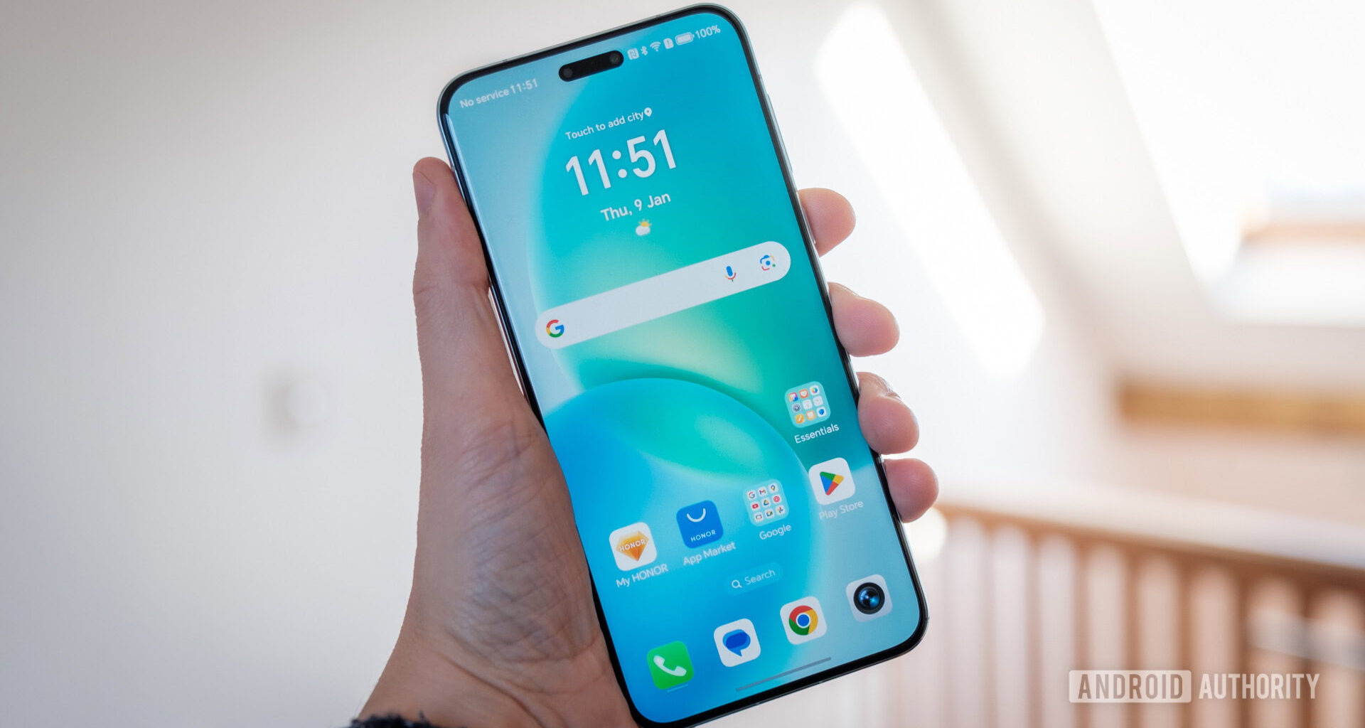HONOR Magic 7 Pro in hand