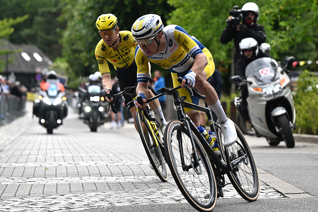 Van Hautegem leading Kelderman on a descent