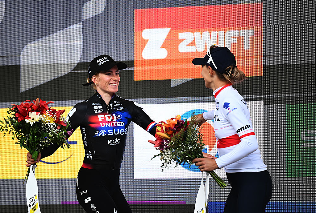 Vollering and Niewiadoma shake hands on the Tour de France podium
