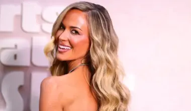 ‘HAWT:’ Jena Sims risks the treadmill in teeny string bikini image