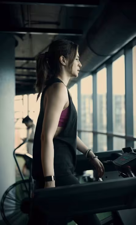 Walking on an inclined treadmill forces your body to work harder than walking on a flat surface. As a result, you burn more calories in the same amount of time, making it an effective option for those looking to lose body fat. Kriti's trainer specifically highlighted incline walks as part of her plan for "slow, sustainable fat burn without muscle loss." This makes it a useful tool for those aiming to look toned rather than simply lose weight. 