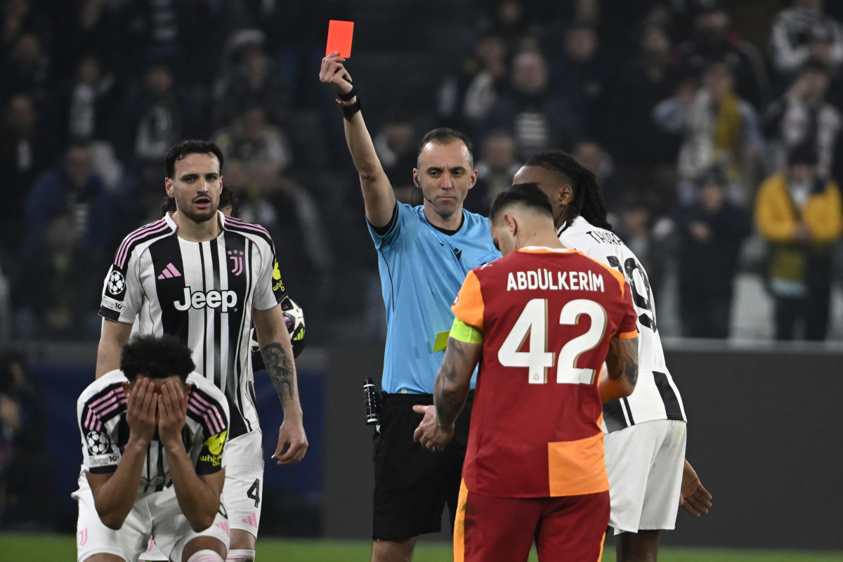 TURIN, ITALY - FEBRUARY 25: Referee João Pinheiro shows the red card to Lloyd Kelly of Juventus FC during the UEFA Champions League 2025/26 League Knockout Play-off Second Leg match between Juventus and Galatasaray A.S. at Juventus Stadium on February 25, 2026 in Turin, Italy. (Photo by Stefano Guidi/Getty Images)