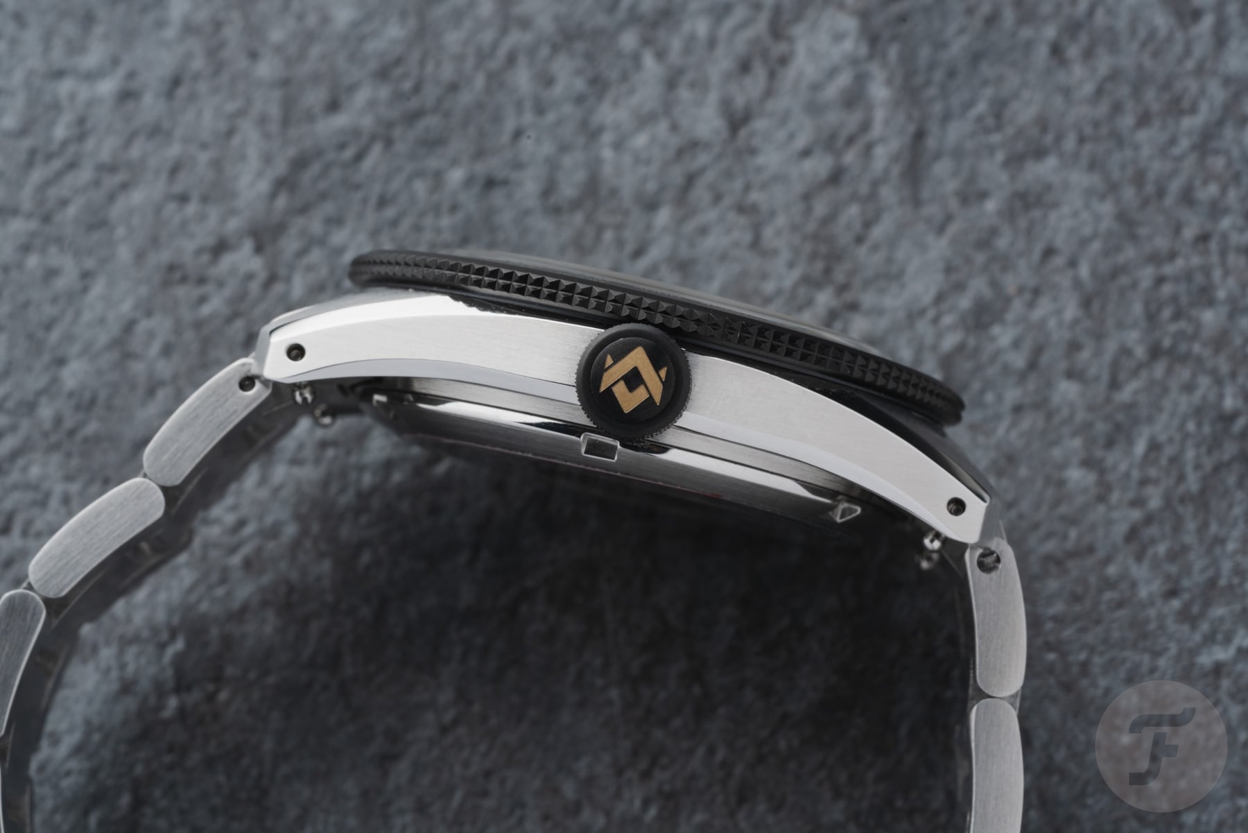 Nodus Obscura II case profile, crown side