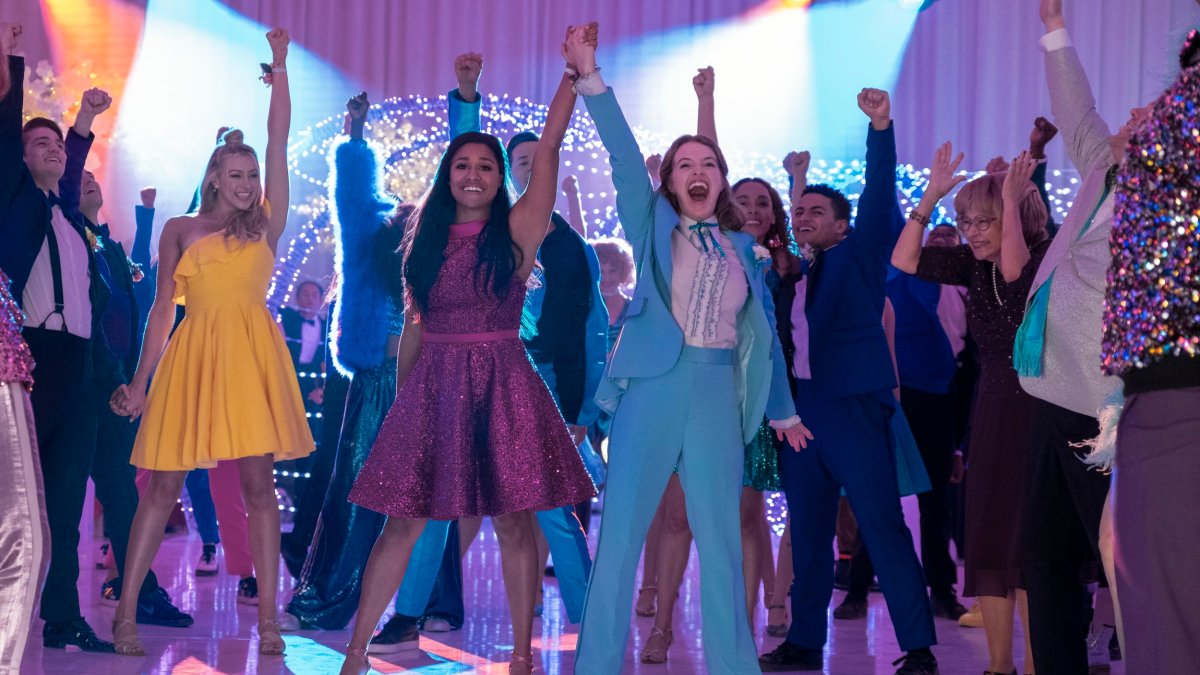 THE PROM (L to R) NICO GREETHAM as NICK, LOGAN RILEY HASSEL as KAYLEE, ARIANA DEBOSE as ALYSSA GREENE, ANDREW RANNELLS as TRENT OLIVER, JO ELLEN PELLMAN as EMMA, SOFIA DELER as SHELBY, NATHANIEL POTVIN as KEVIN, TRACEY ULLMAN as VERA, JAMES CORDEN as BARRY GLICKMAN in THE PROM. Cr. MELINDA SUE GORDON/NETFLIX ? 2020 Film Still Netflix