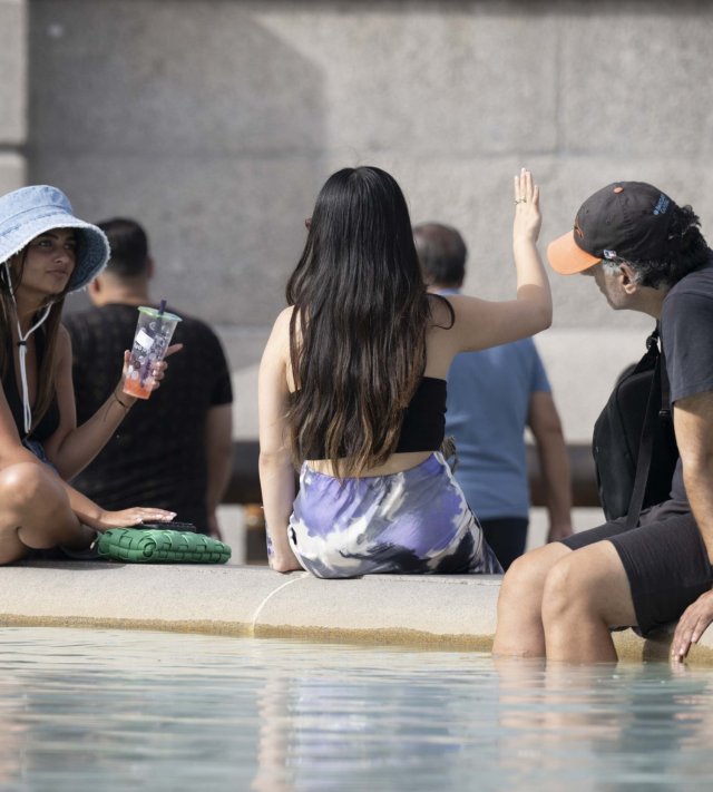 LONDON, UNITED KINGDOM - SEPTEMBER 06: People sit by the fountain during the hot weather in London, United Kingdom on September 06, 2023. The British Meteorological Office (Met Office), which issued a 'red' alarm by predicting that temperatures will reach 33 degrees this week, predicts that the temperature record of the year will be broken this week. According to the statement made by the Met Office, a temperature reaching 32-33 degrees is expected from today until Saturday, especially in the south of the country and London. (Photo by Rasid Necati Aslim/Anadolu Agency via Getty Images)