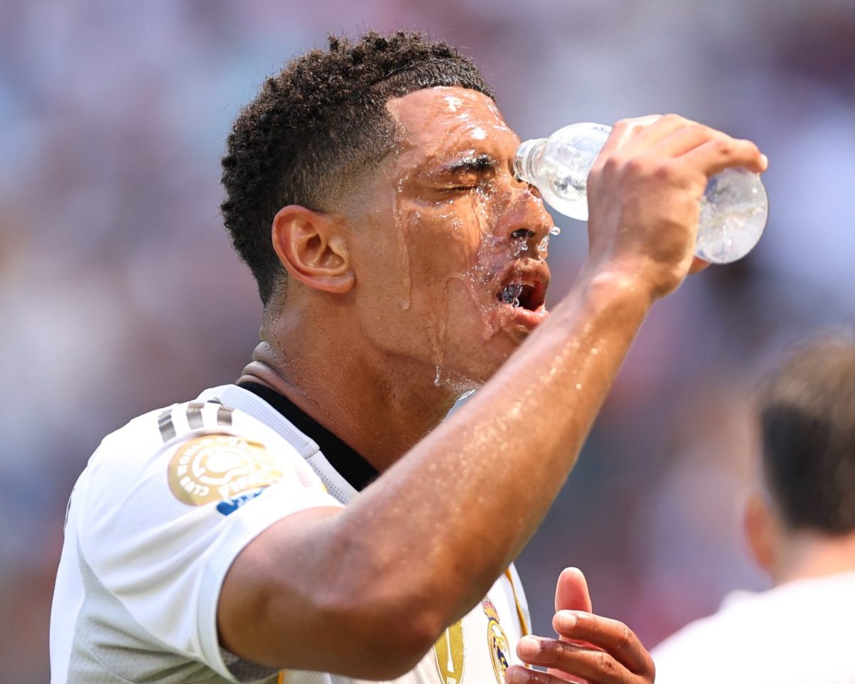MIAMI GARDENS, FLORIDA - JUNE 18: Jude Bellingham of Real Madrid pours water over his face during the FIFA Club World Cup 2025 group H match between Real Madrid CF and Al Hilal at Hard Rock Stadium on June 18, 2025 in Miami Gardens, Florida. (Photo by Robbie Jay Barratt - AMA/Getty Images)