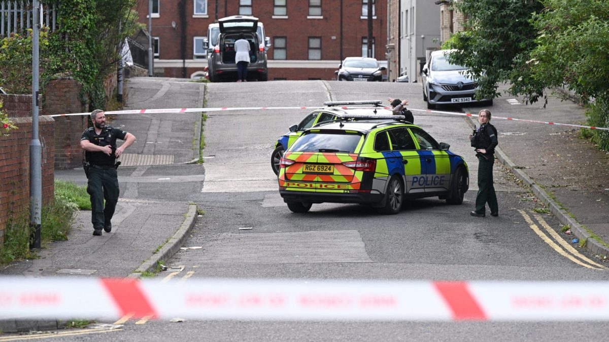 BELFAST, NORTHERN IRELAND - JUNE 09: Police attend the scene following a stabbing attack in North Belfast on June 09, 2026 in Belfast, Northern Ireland. A knifeman has been arrested after a man was taken to hospital with serious injuries following a stabbing in north Belfast leaving the local community fearful. The incident has been condemned across the political parties offering praise to locals who intervened to stop the attack. (Photo by Charles McQuillan/Getty Images)