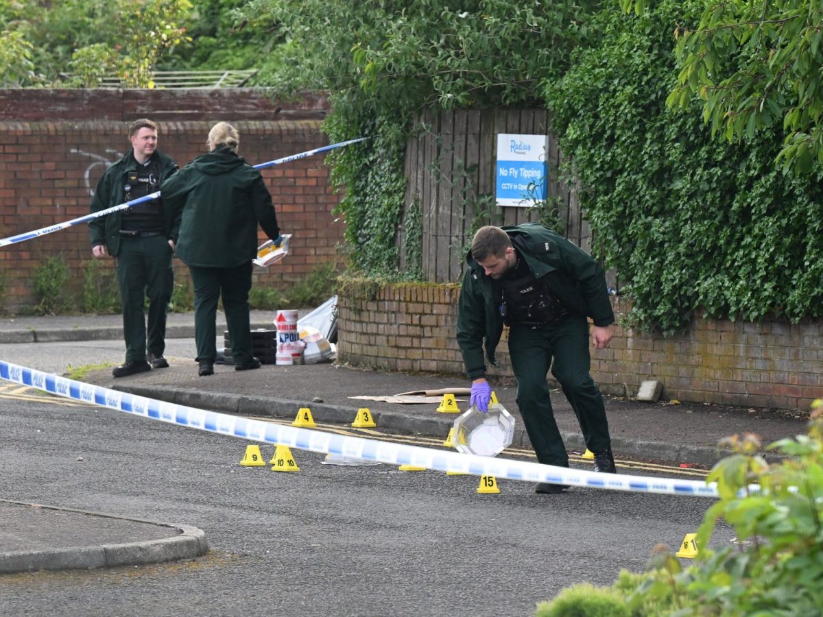 BELFAST, NORTHERN IRELAND - JUNE 09: Police attend the scene following a stabbing attack in North Belfast on June 09, 2026 in Belfast, Northern Ireland. A knifeman has been arrested after a man was taken to hospital with serious injuries following a stabbing in north Belfast leaving the local community fearful. The incident has been condemned across the political parties offering praise to locals who intervened to stop the attack. (Photo by Charles McQuillan/Getty Images)