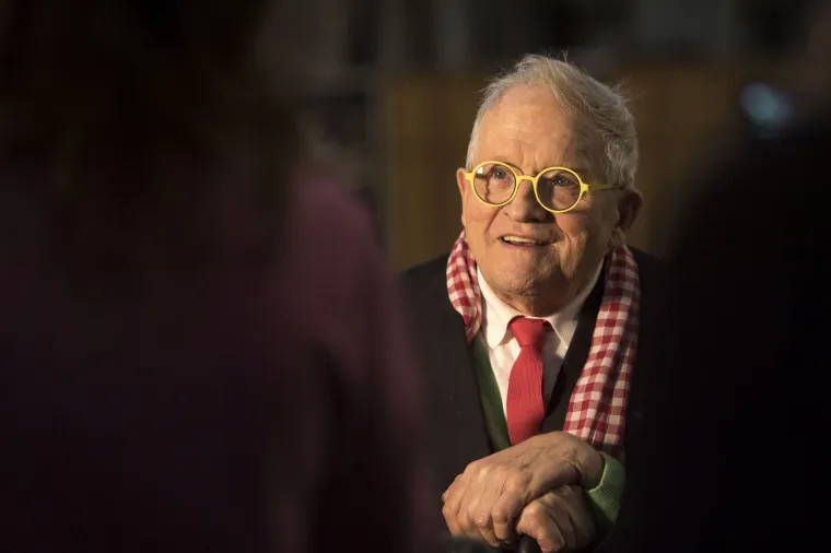 (FILES) British artist David Hockney gestures during a preview of The Queen's Window, a new stained glass window designed by Hockney and created by Barley Studio York, at Westminster Abbey in central London on September 26, 2018. British artist David Hockney has died aged 88, it was announced on June 12, 2026. British artist David Hockney's paintings captured the world in brilliant colour, from carefree 1960s California to the bucolic landscapes of his native Yorkshire. (Photo by Victoria Jones / POOL / AFP via Getty Images)