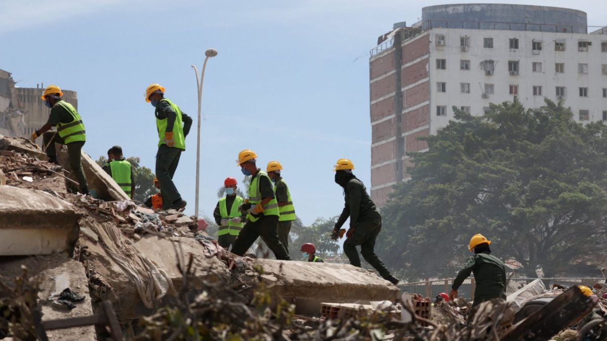 Rescuers search for casualties among rubble, after earthquakes hit the country, in Tanaguarena neighborhood, La Guaira, Venezuela, June 28, 2026. REUTERS/Leonardo Fernandez Viloria