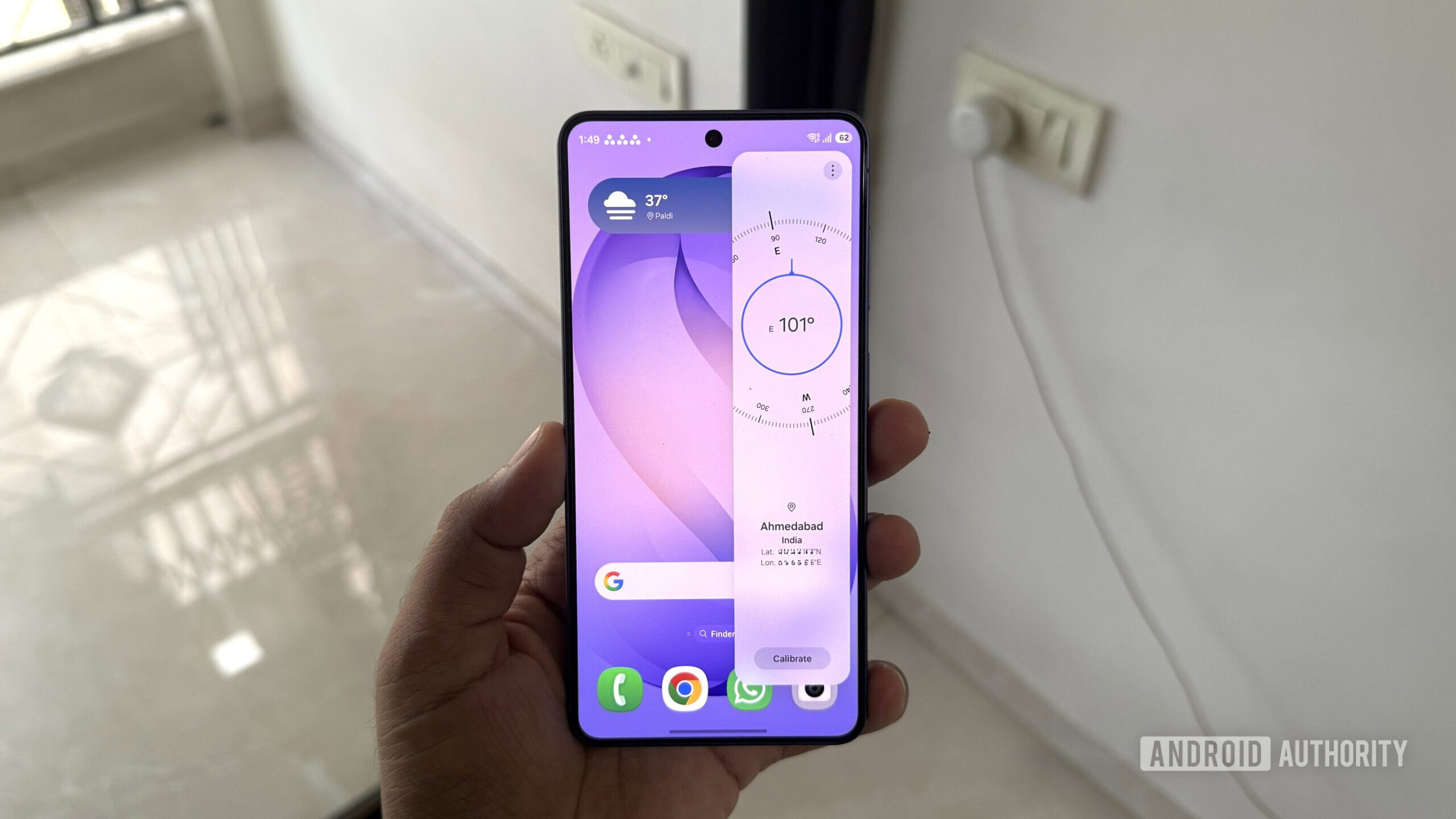 Samsung phone showing compass inside Edge Panel Samsung phone showing compass inside Edge Panel