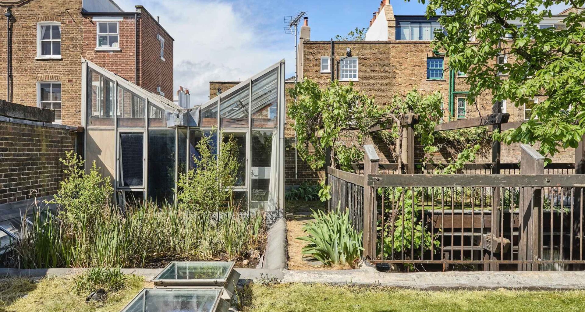 Hidden in a London courtyard, this modernist house is Japanese-inspired