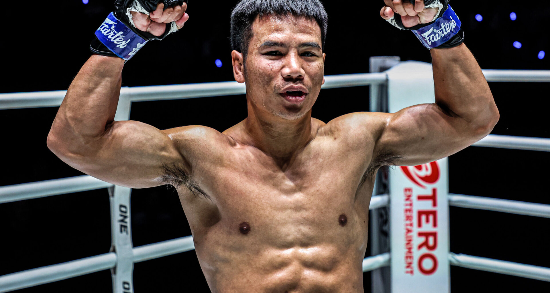 Yodlekpet flexes before his match with Donking