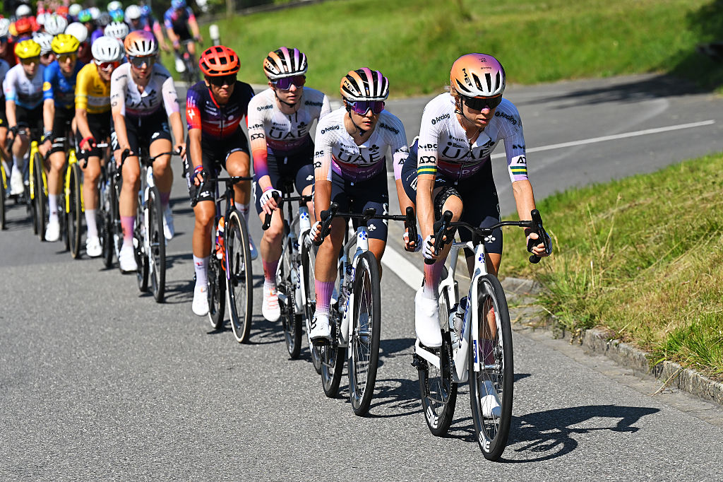 Tour de Suisse Women stage 3: the peloton chasing the break