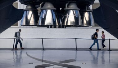 SpaceX Staffers Prep for Multimillion-Dollar Windfalls by Pushing for VIP Terms