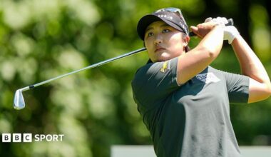 Haeran Ryu hitting a shot