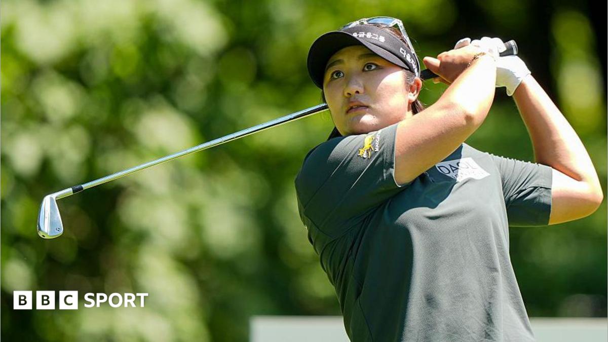 Haeran Ryu hitting a shot