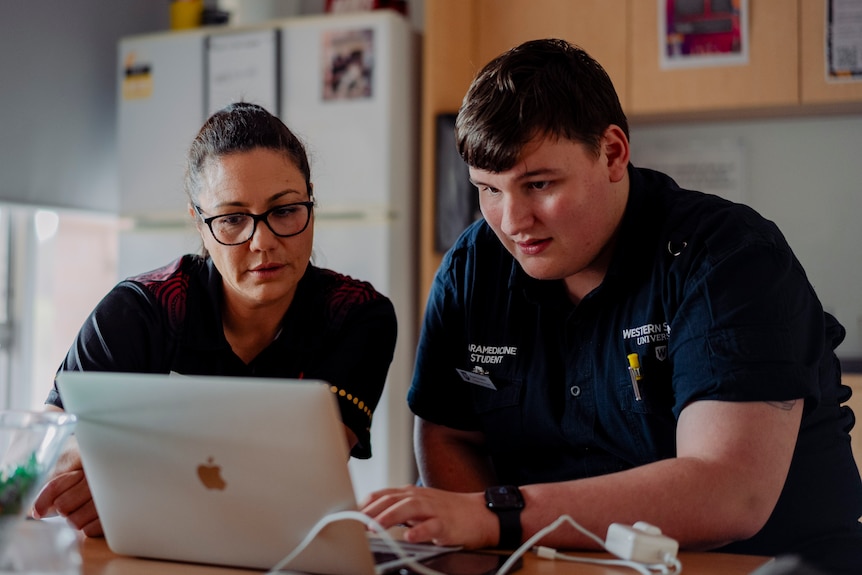 Wiradjuri woman Kristie Bell with an indigenous student