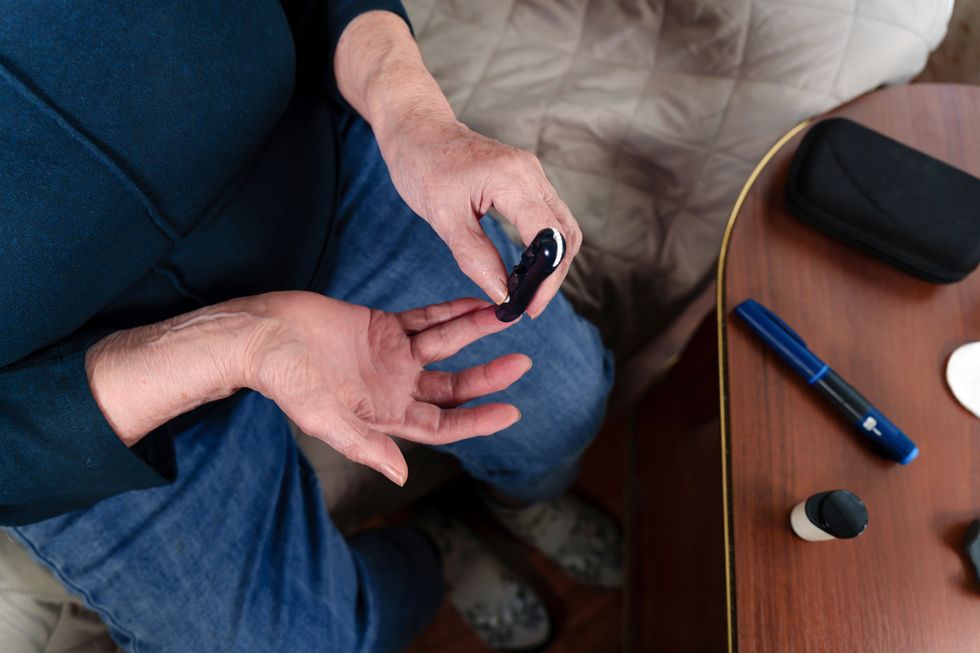 BLOOD GLUCOSE MONITOR