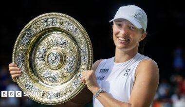 Iga Swiatek poses with the Wimbledon trophy