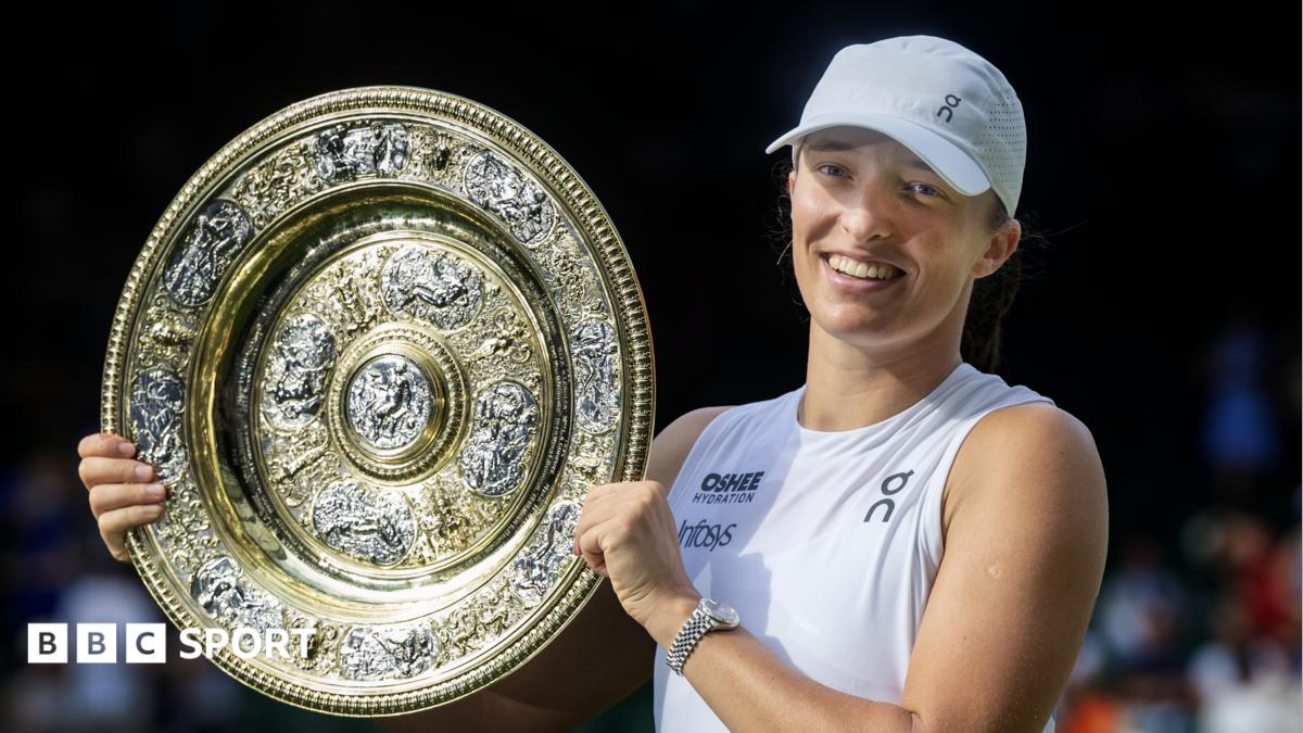 Iga Swiatek poses with the Wimbledon trophy