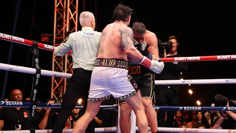 Rico Verhoeven being stopped by Oleksandr Usyk