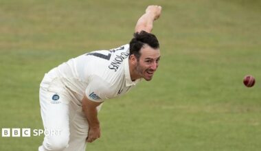 Toby Roland-Jones bowling