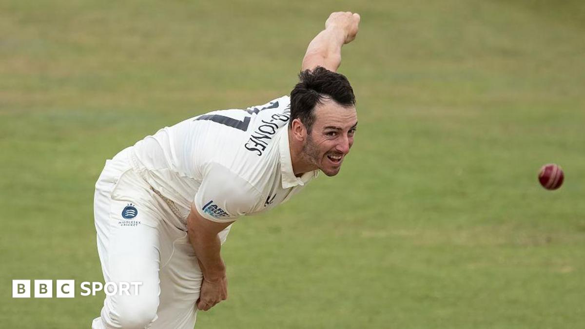 Toby Roland-Jones bowling