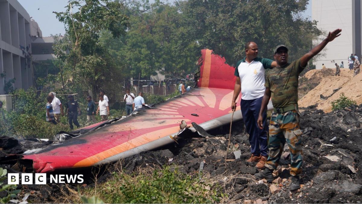 Chris Mason and Sir Keir Starmer walking up the Downing Street stairs