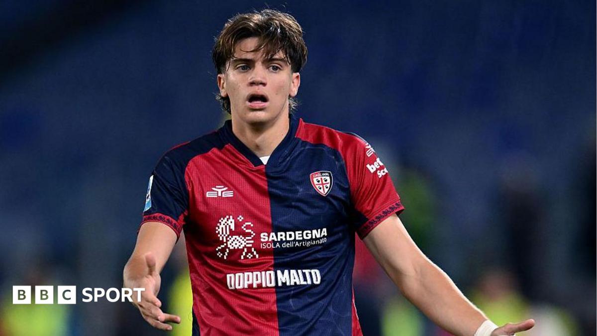 Marco Palestra gesturing while playing for Cagliari
