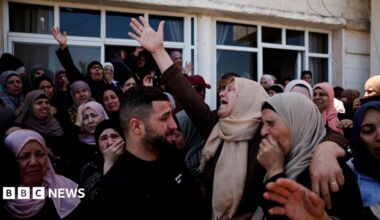 Mourners react during the funeral of Palestinian men who were killed during an attack by Israeli settlers in Kafr Malik, in the Israeli-occupied West Bank (25 June 2025)