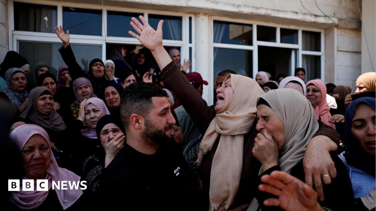 Mourners react during the funeral of Palestinian men who were killed during an attack by Israeli settlers in Kafr Malik, in the Israeli-occupied West Bank (25 June 2025)