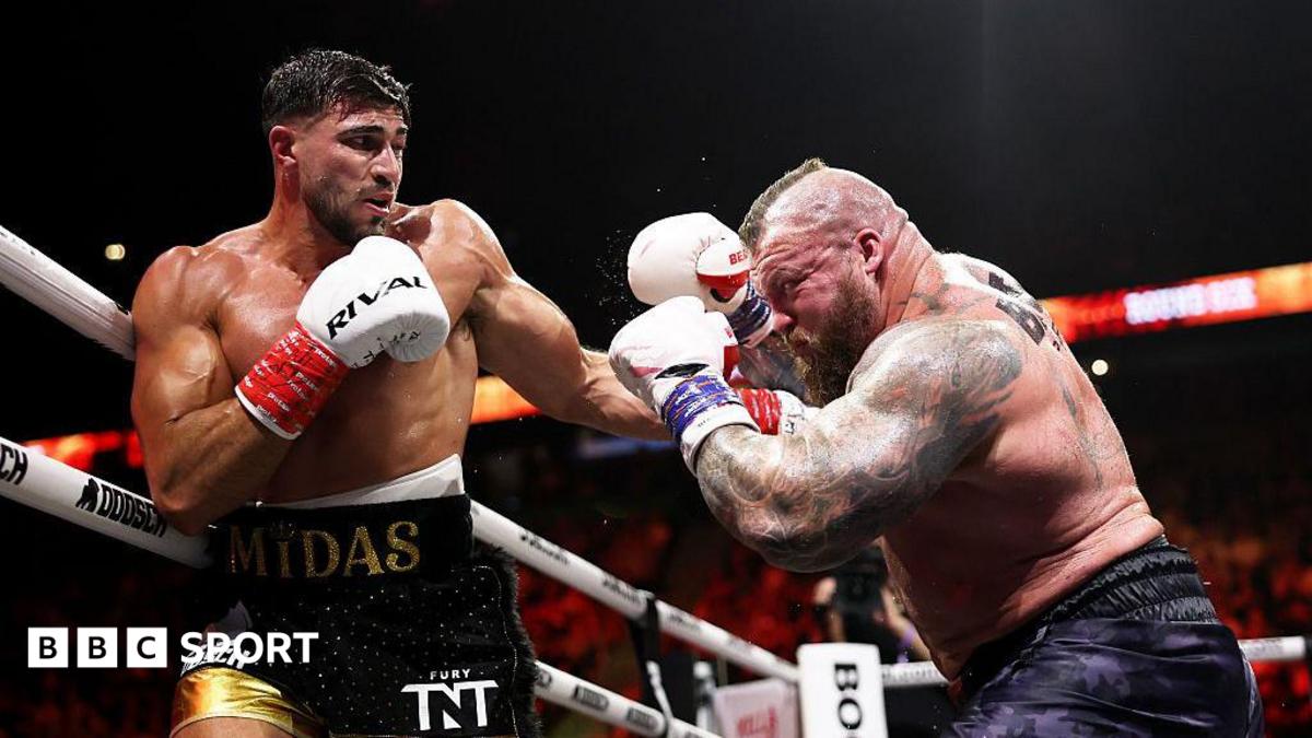 Oleksandr Usyk and Rico Verhoeven face off