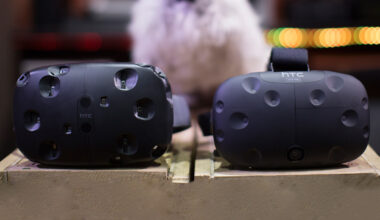 HTC Vive Pre Side-by-side Shows Significant Size Reduction