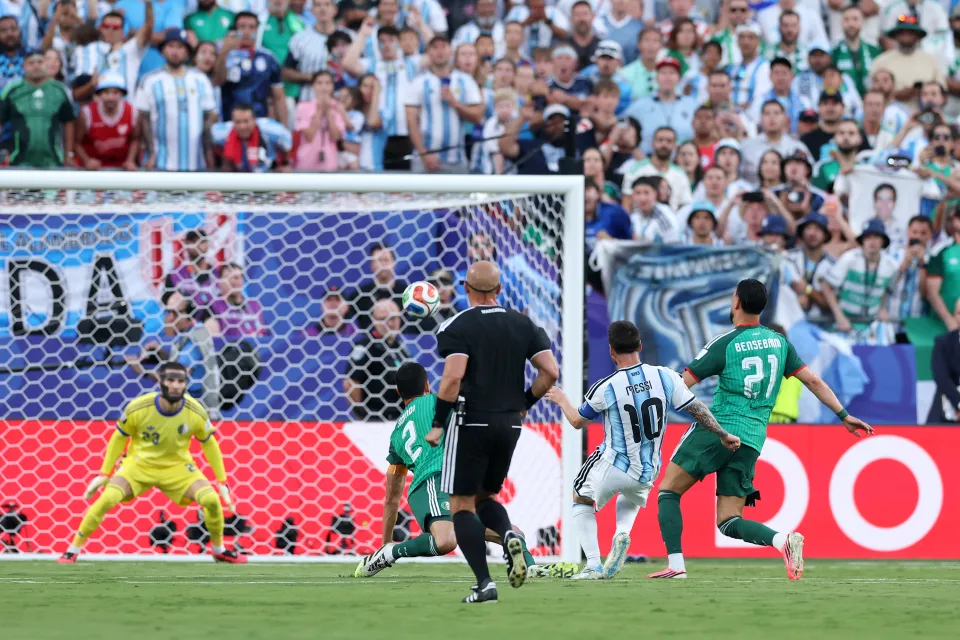 Lionel Messi scores from outside the box for Argentina against Algeria at the 2026 World Cup