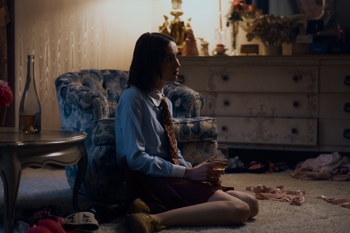 euphoria-maude-apatow_0 Maude Apatow sits in character on the floor of Lexi Howard's apartment in the Euphoria season 3 finale.