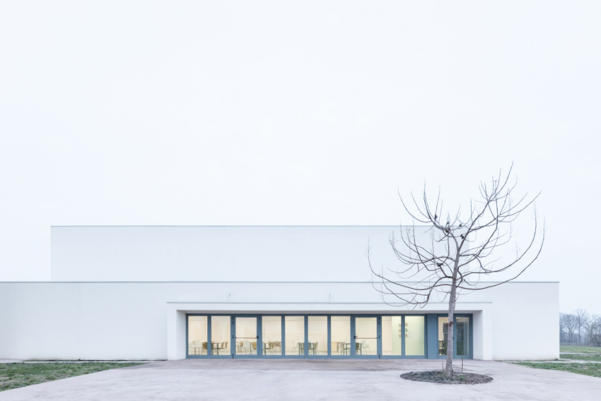 vertical white pillars compose rhythmic facade enfolding primary school in italy - 3