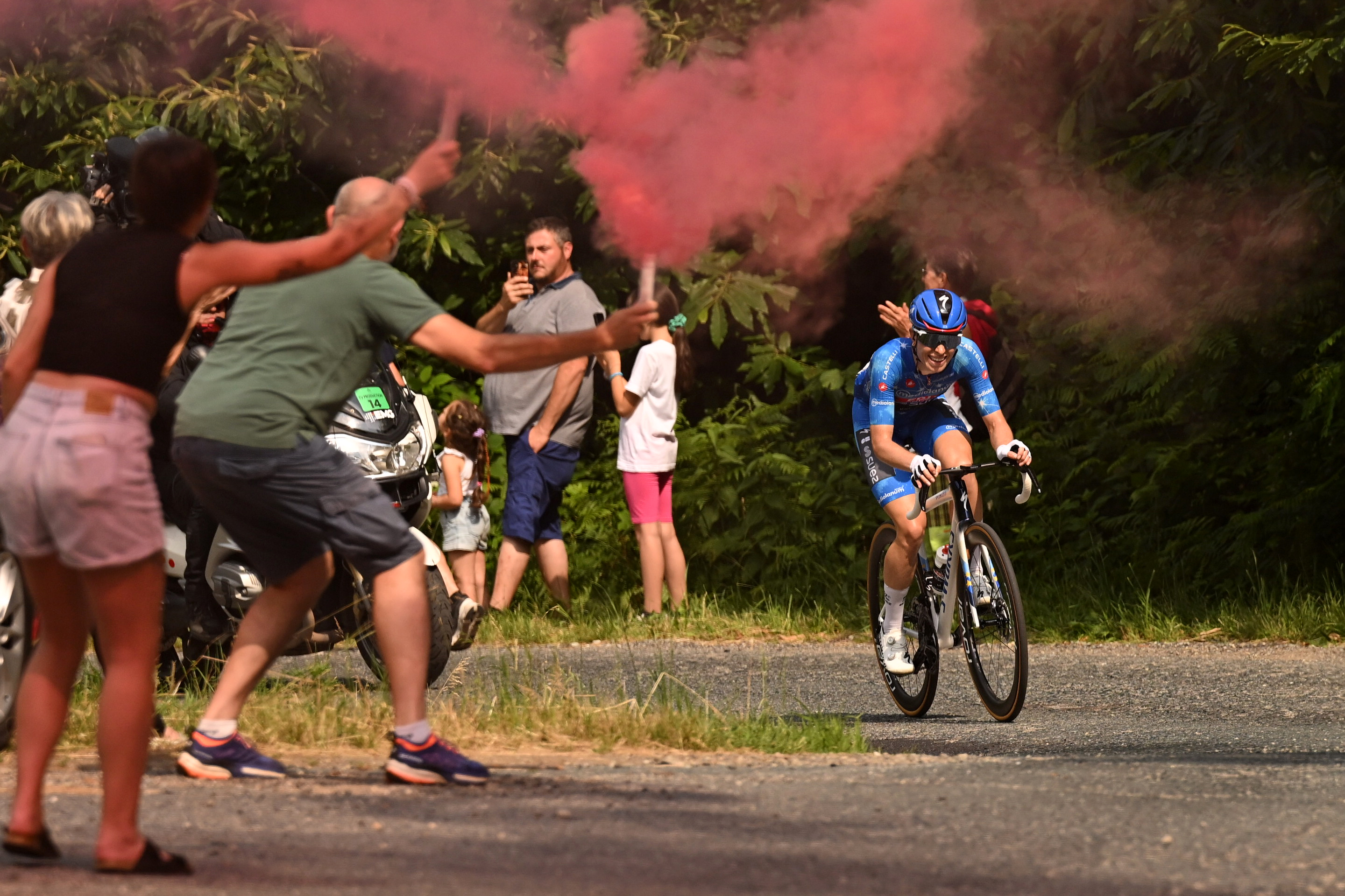 SALUZZO, ITALY - JUNE 07: Demi Vollering of Netherlands and Team FDJ United - SUEZ - Blue Queen of the Mountain Jersey attacks in the chase group while fans cheer during the 37th Giro d'Italia Women 2026 - Stage 9 a 145km stage from Saluzzo to Saluzzo / #UCIWWT / on June 07, 2026 in Saluzzo, Italy. (Photo by Luc Claessen/Getty Images)