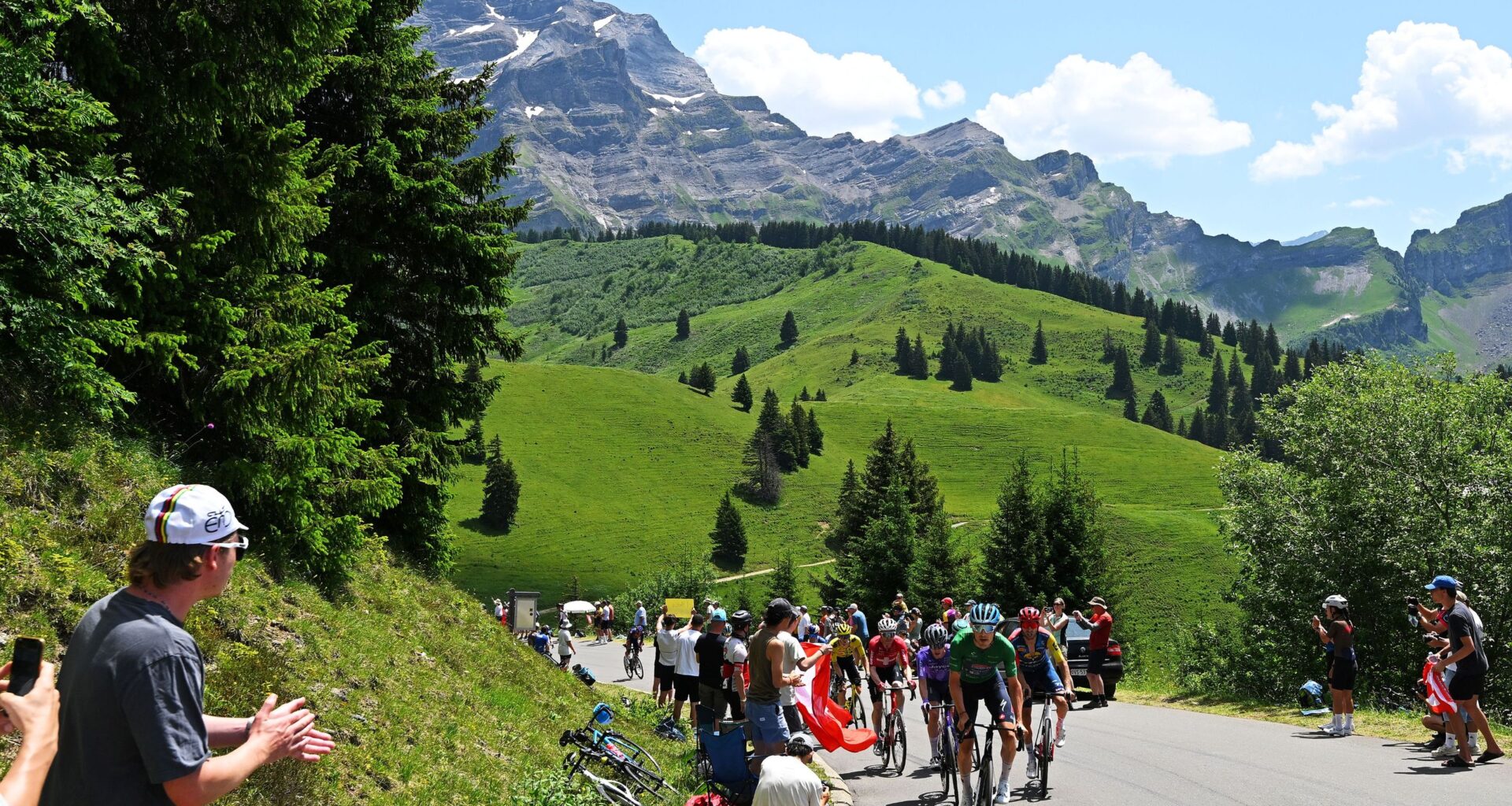 Tour de Suisse Men stage 5 LIVE: A group of 11 riders go clear after first ascent