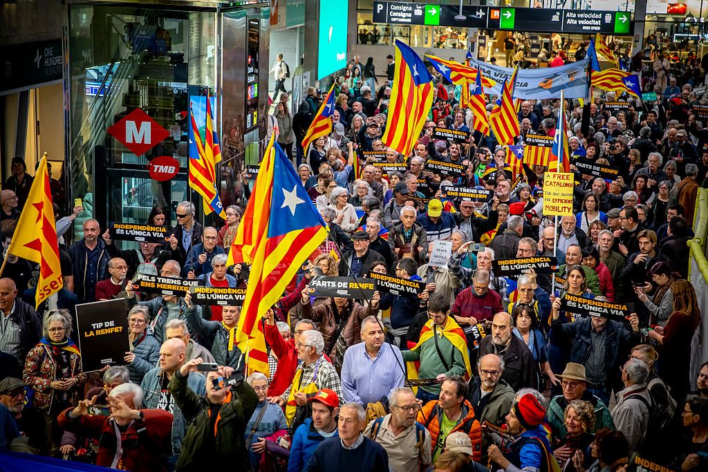 Hundreds of people gather at Barcelona Sants, the city's main train station, in a protest organized by the pro-independence group Assemblea Nacional Catalana (ANC). The demonstration targets the ongoing mismanagement of the Rodalies commuter rail system by Spain's state-owned companies Renfe and Adif. Protesters wave banners and chant pro-independence slogans, denouncing chronic delays and disruptions--averaging 31 incidents per day in 2024--and call for full control of Catalonia's rail services to be transferred to the regional government. Rodalies, the name for commuter rail in Catalonia, is operated by Renfe and managed by Adif. Protesters also point to a historic lack of investment, citing that over EUR3.6 billion in planned infrastructure funds have gone unexecuted in the region since 2010. In Barcelona, Catalonia, Spain, on April 5, 2025 (Photo by Albert Llop/NurPhoto)