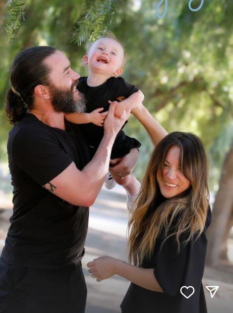 Kaley Cuoco, Tom Pelphrey and Matilda (Photo: Instagram) קיילי קווקו טום פלפרי
