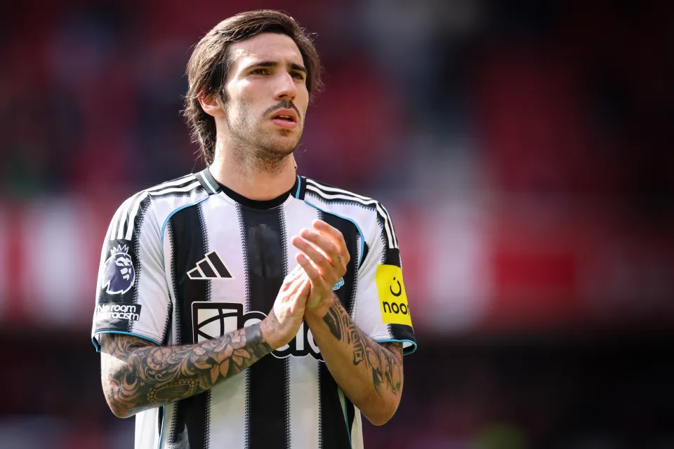 Sandro Tonali of Newcastle United (8c) laps the fans following the Premier League match between Nottingham Forest and Newcastle United