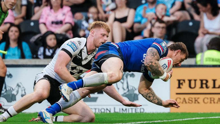 Tom Johnstone of Wakefield scores a try