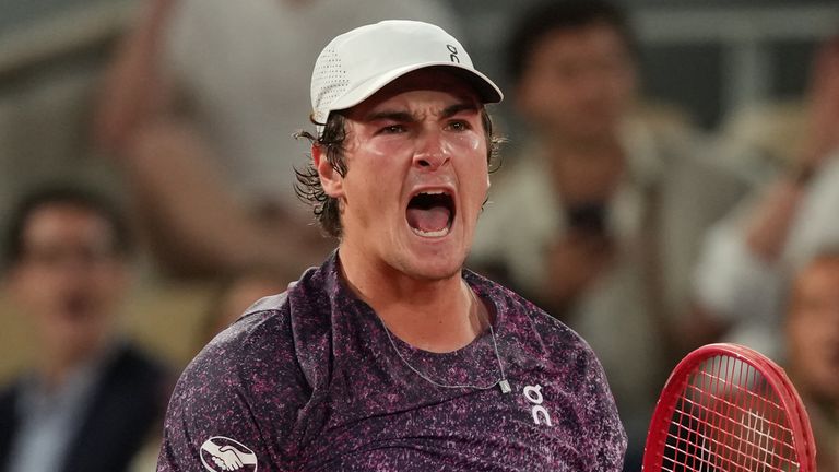 Brazil's Joao Fonseca reacts during the fourth-round tennis match againt Norway's Casper Ruud at the French Open in Paris, Sunday, May 31, 2026. (AP Photo/Thibault Camus)