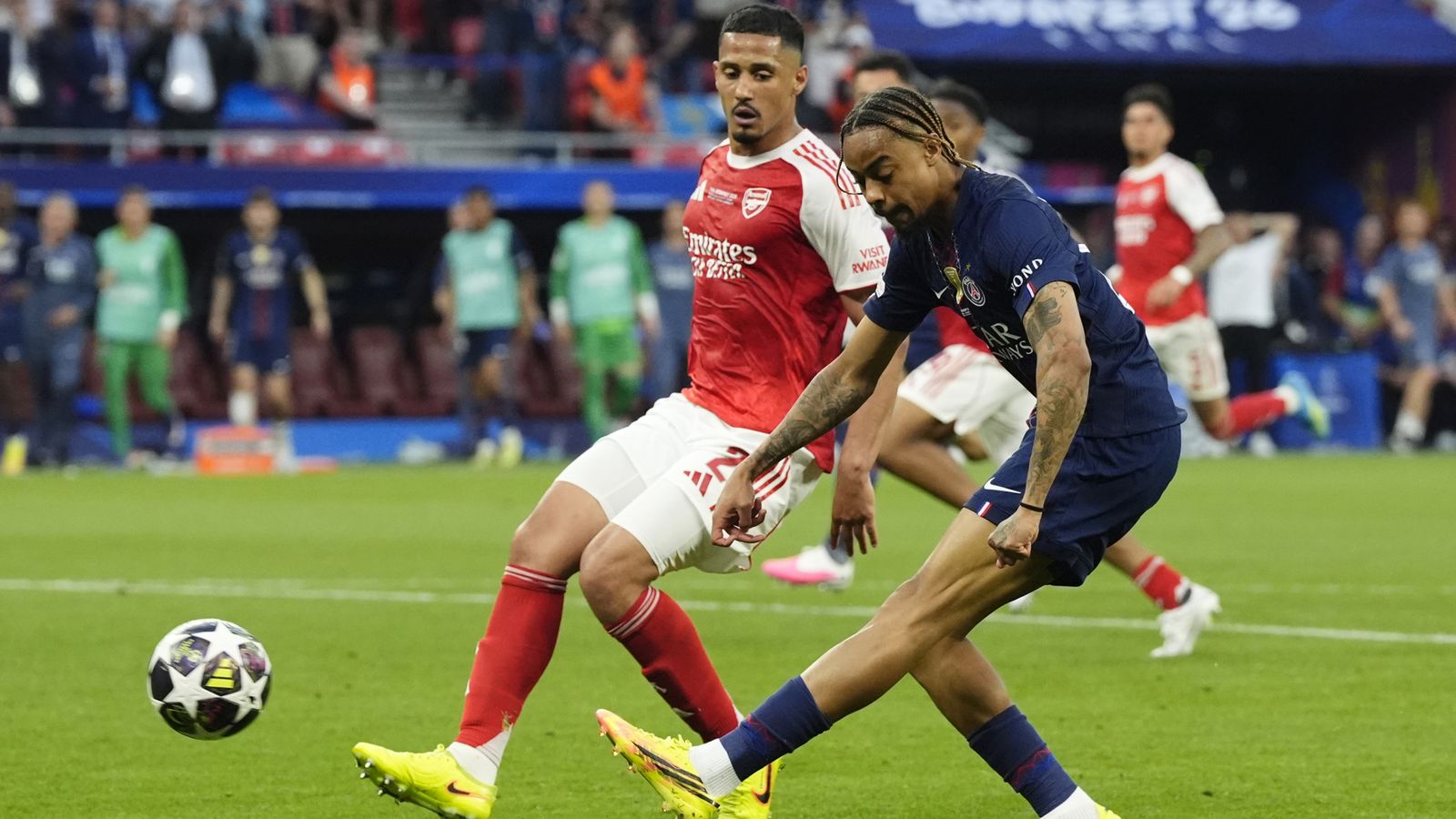 Paris Saint-Germain's Bradley Barcola shoots over late in the game against Arsenal