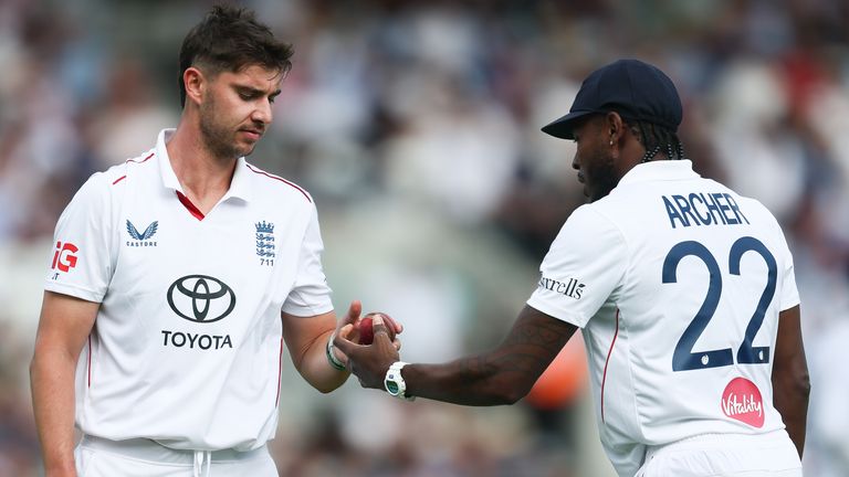 LONDON, ENGLAND - JUNE 17: Josh Tongue and Jofra Archer of England inspecting the ball during Day One of the 2nd Rothesay Test Match between England v New Zealand at The Kia Oval on June 17, 2026 in London, England. (Photo by Andy Kearns/Getty Images)