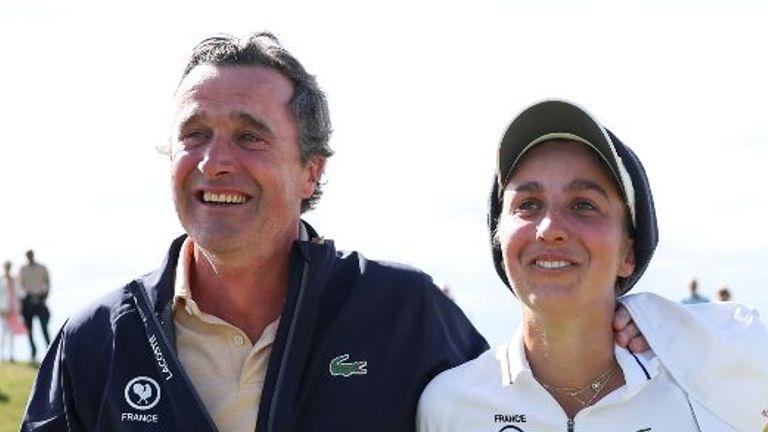 France's Valentine Delon embraced her dad, Antoine, after victory [image provided by R&A]
