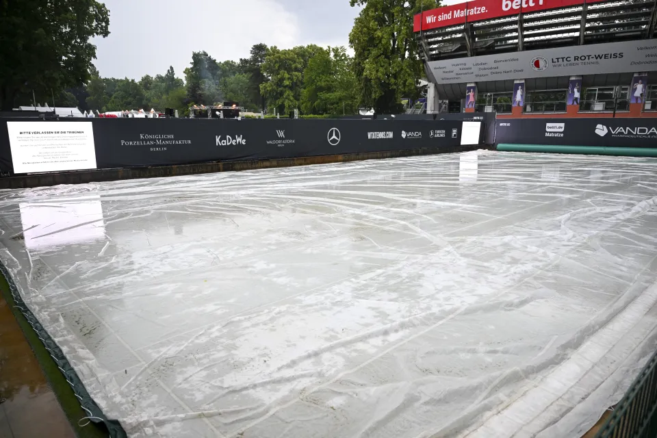 Rain cover at the Berlin Open.